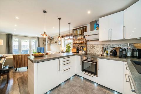 3 bedroom flat for sale, Elmhurst Avenue, Mitcham CR4