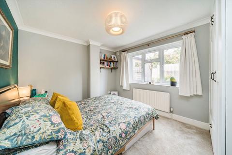 3 bedroom flat for sale, Elmhurst Avenue, Mitcham CR4