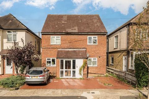 3 bedroom flat for sale, Elmhurst Avenue, Mitcham CR4
