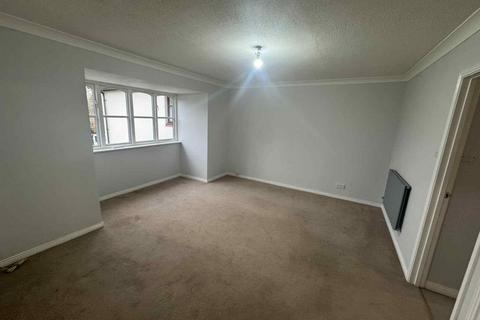 2 bedroom flat to rent, Hawkridge Court, Bracknell RG12