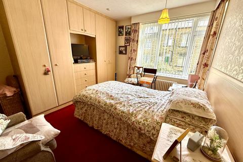 2 bedroom apartment for sale, Bradford Road, Shipley BD18