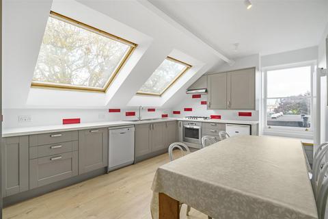 3 bedroom flat for sale, Portinscale Road, London