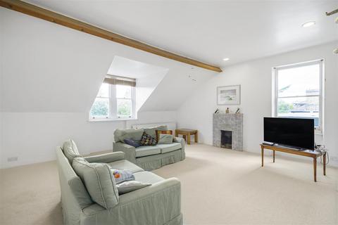 3 bedroom flat for sale, Portinscale Road, London