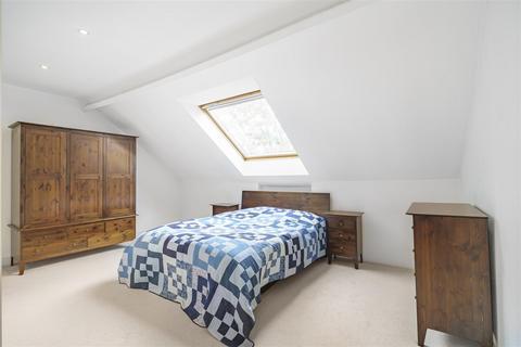 3 bedroom flat for sale, Portinscale Road, London