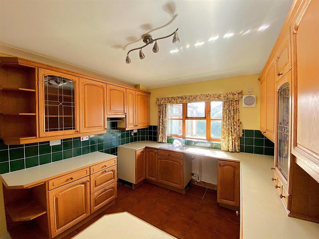 1 Grazebrook Close - Kitchen2.jpg
