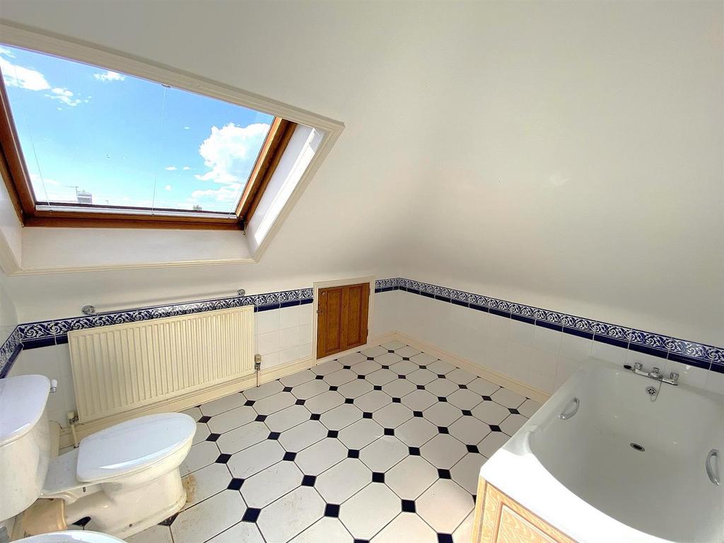 1 Grazebrook Close - Bath1.jpg