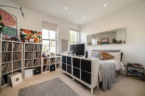 2 bedroom flat to rent, White Horse Road, London E1