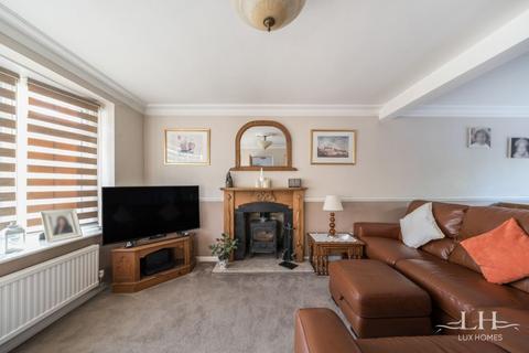 3 bedroom semi-detached house for sale, Chelmer Drive, Brentwood