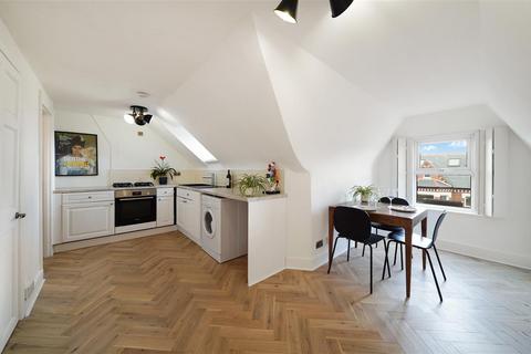 1 bedroom flat for sale, Narbonne Avenue, SW4