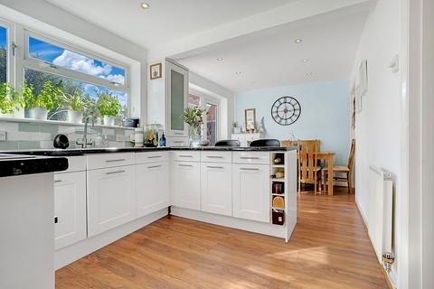 104 Tobyfield Road, Bishops Cleeve, Cheltenham, GL52 8PG