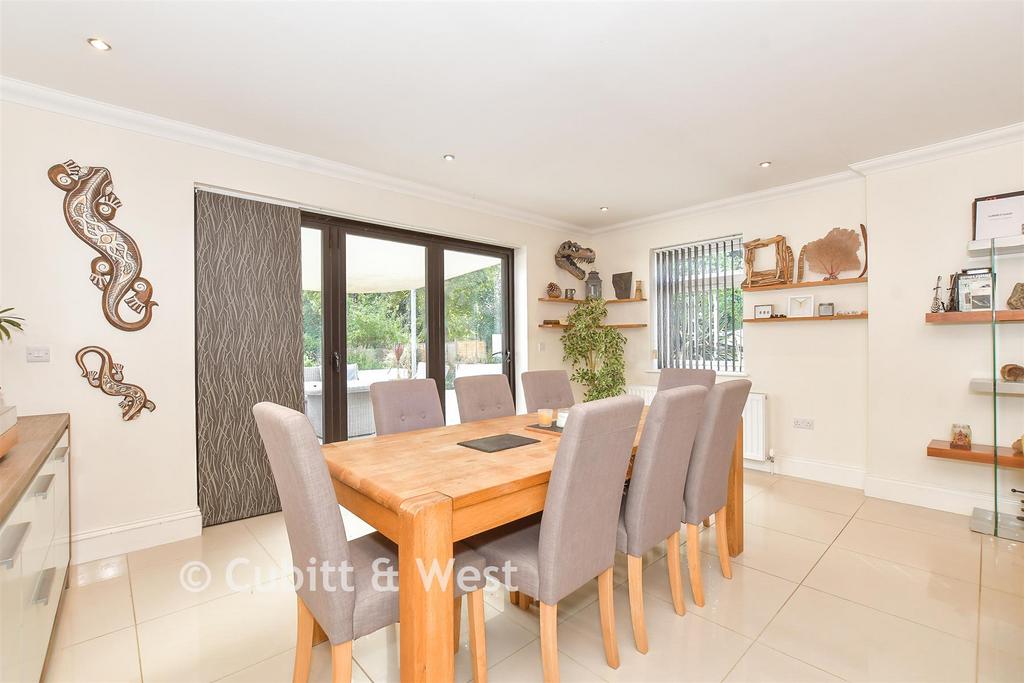 Lounge/ Dining Area