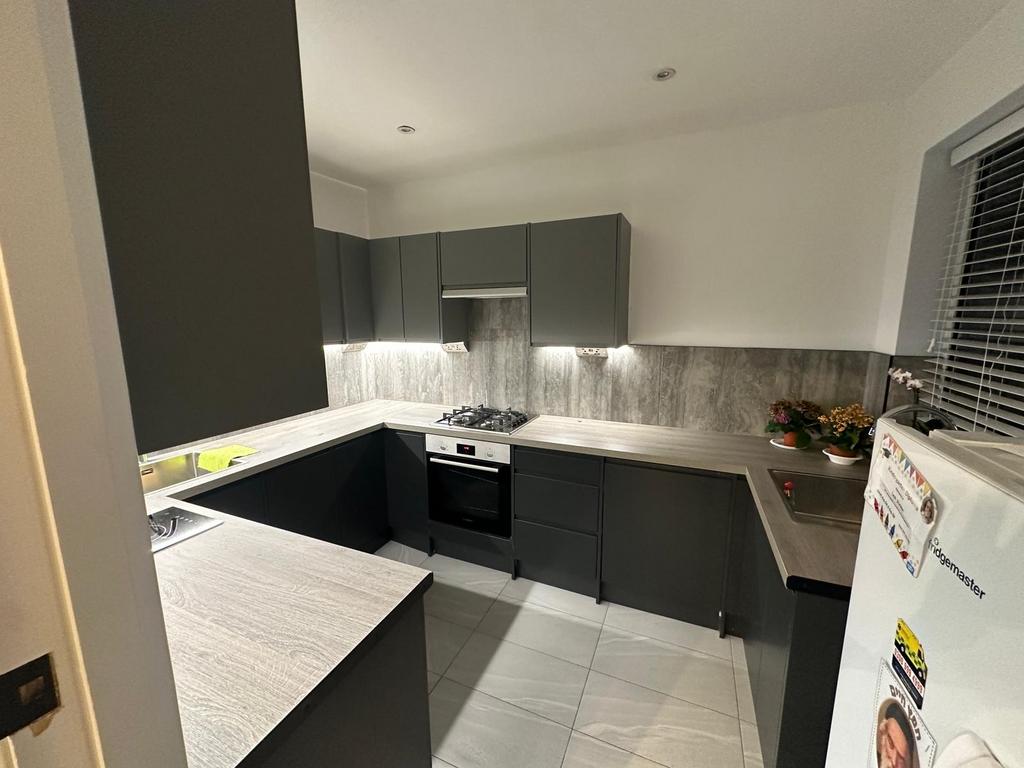 3 bed duplex to rent Gainsborough Gardens, London