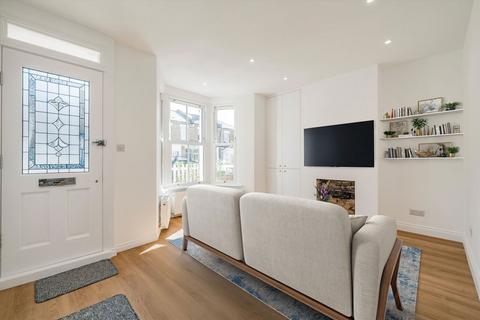 34 Avenue Road, Hampton, TW12 2BE