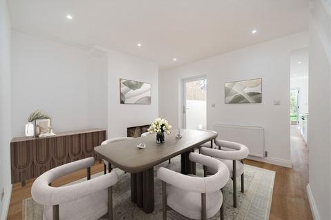 34 Avenue Road, Hampton, TW12 2BE