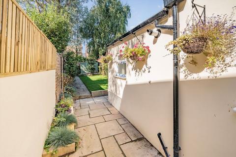 34 Avenue Road, Hampton, TW12 2BE