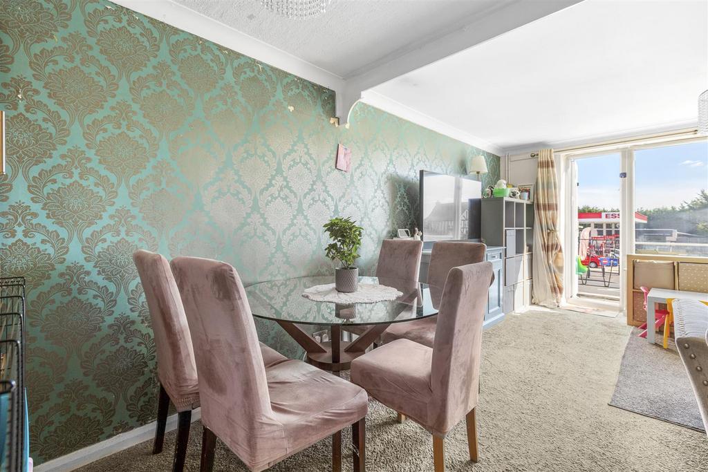 Flat 14, Clifton Court Marlow Road, HP11 1 TE-4.jpg