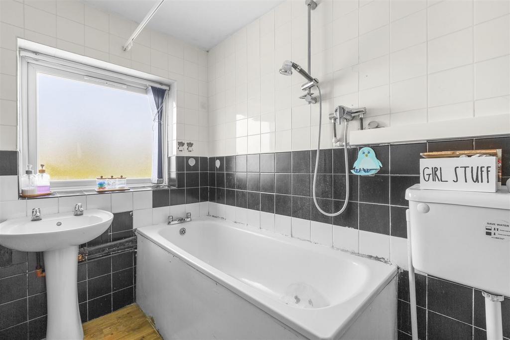Flat 14, Clifton Court Marlow Road, HP11 1 TE-3.jpg