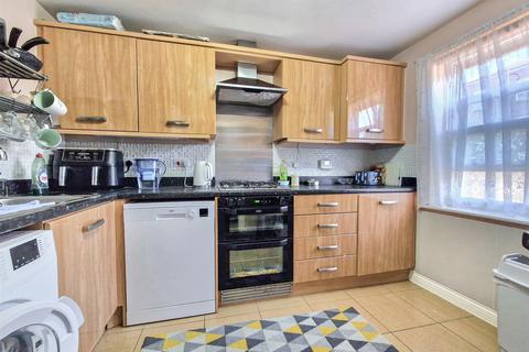 4 bedroom townhouse for sale, Saxon Way, Great Denham, Bedford