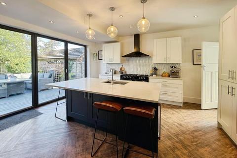 undefined, Woodford Road, Woodford
