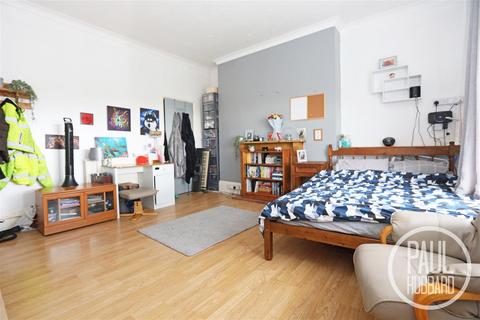Studio for sale, Wedgewood Court, North Parade, NR32
