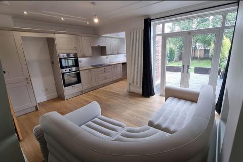 3 bedroom semi-detached house to rent, Windsor Road, Prestwich M25