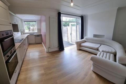 3 bedroom semi-detached house to rent, Windsor Road, Prestwich M25