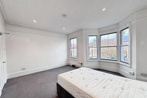 3 bedroom flat for sale, Waller Road, London SE14