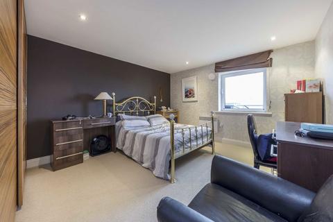 undefined, Holland Gardens, Brentford TW8