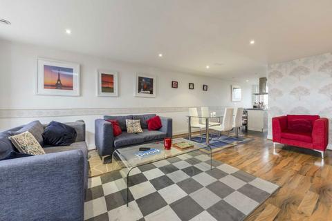 3 bedroom flat to rent, Holland Gardens, Brentford TW8
