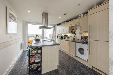 3 bedroom flat to rent, Holland Gardens, Brentford TW8