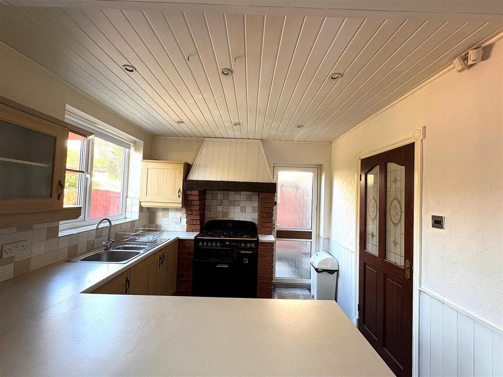 Kitchen 2.jpg