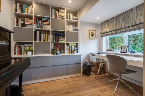10 Mole Road, Fetcham, Leatherhead, KT22 9RN