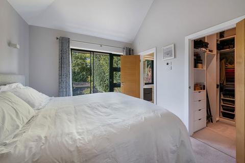 10 Mole Road, Fetcham, Leatherhead, KT22 9RN