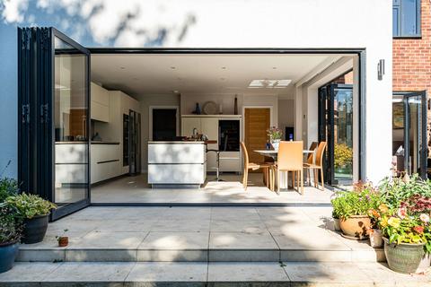 10 Mole Road, Fetcham, Leatherhead, KT22 9RN