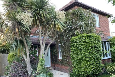 4 bedroom detached house for sale, Barton Drive, Hamble, SO31 4RE