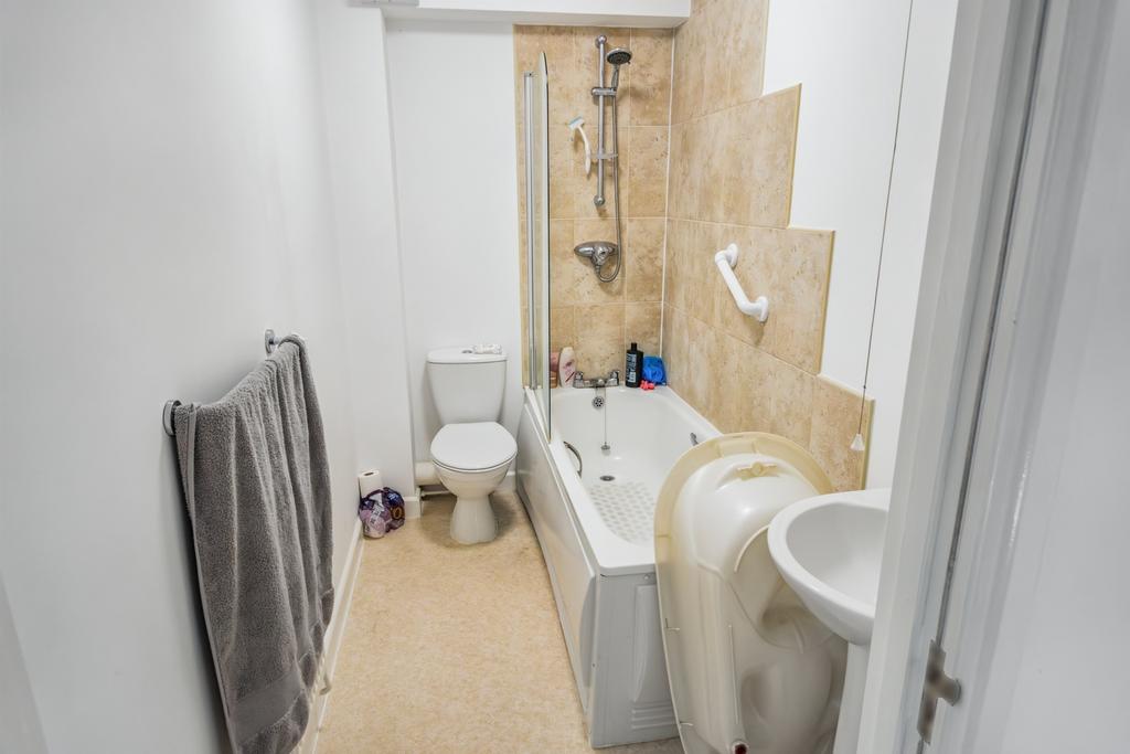 Bathroom im2 cenx2 jpg