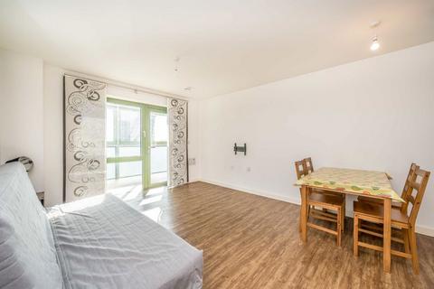 2 bedroom flat to rent, Staines Road, Hounslow TW3