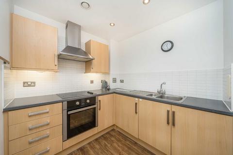 2 bedroom flat to rent, Staines Road, Hounslow TW3