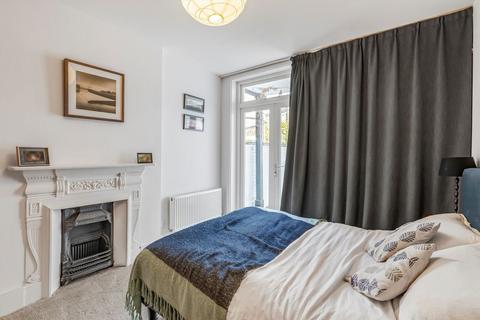 2 bedroom flat for sale, Latchmere Road, London SW11