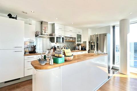 3 bedroom apartment for sale, Western Gateway, London E16