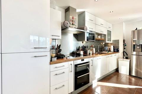 3 bedroom apartment for sale, Western Gateway, London E16