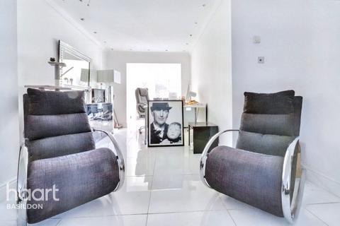 3 bedroom terraced house for sale, Passingham Avenue, Billericay