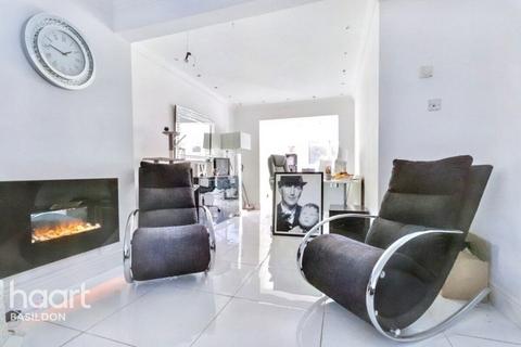 3 bedroom terraced house for sale, Passingham Avenue, Billericay