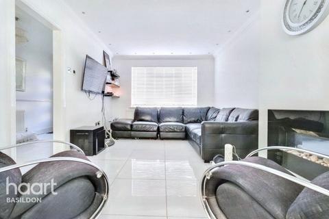 3 bedroom terraced house for sale, Passingham Avenue, Billericay