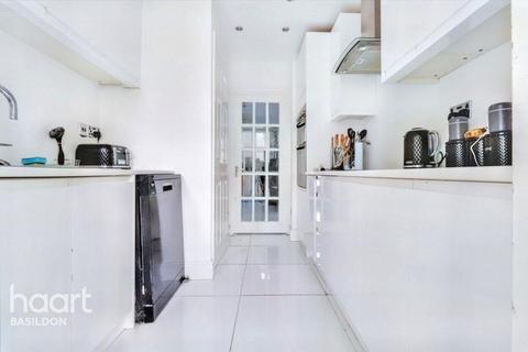 3 bedroom terraced house for sale, Passingham Avenue, Billericay