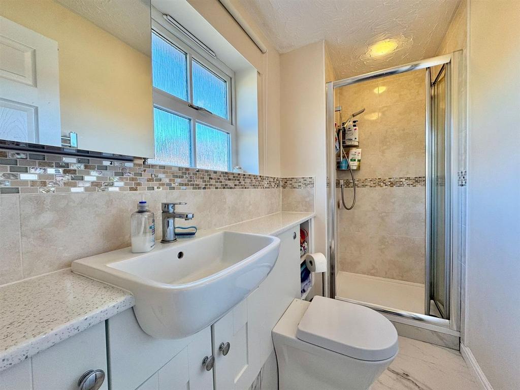 Bed 1 ensuite.jpg