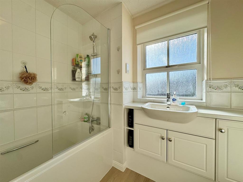 Family bathroom (1).jpg