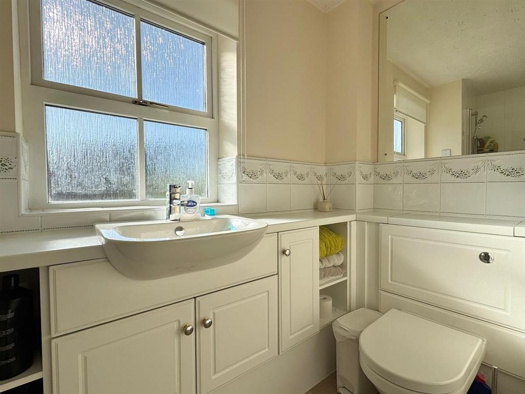 Family bathroom (2).jpg