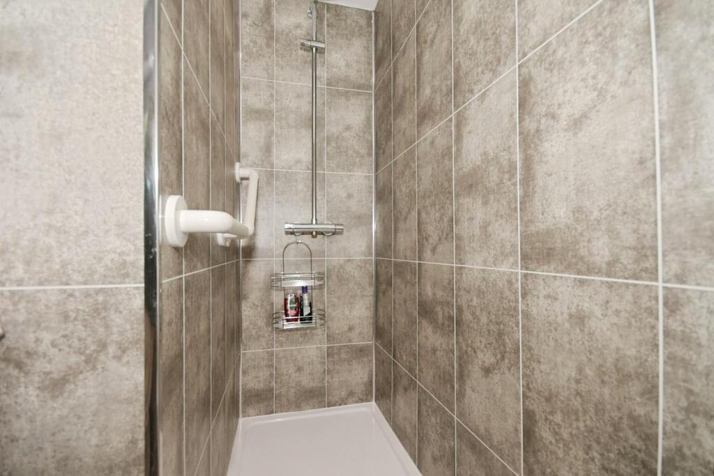 BATHROOM 02.jpg