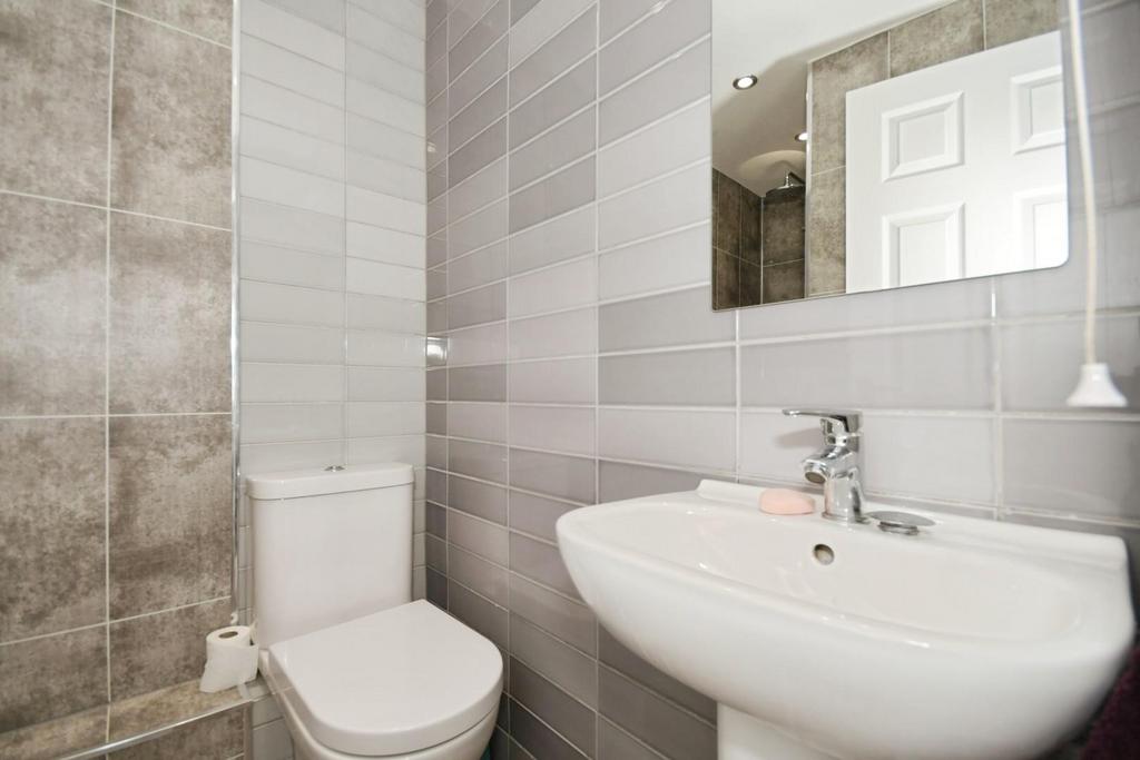 BATHROOM 01.jpg